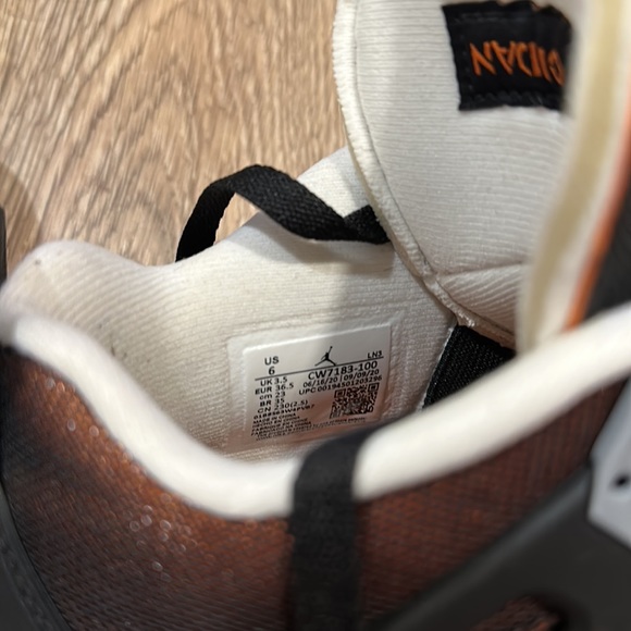 Jordan 4 Retro SE Starfish - Picture 4 of 10